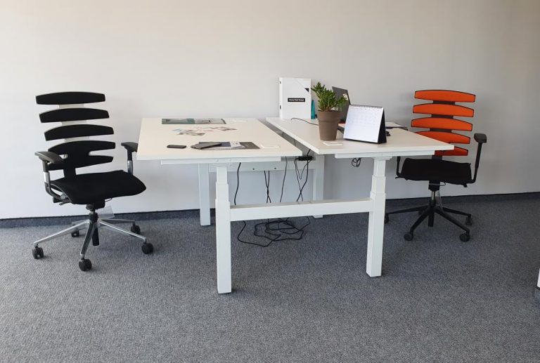 07 Working Station EModel 2 With Sitag Chairs 7508